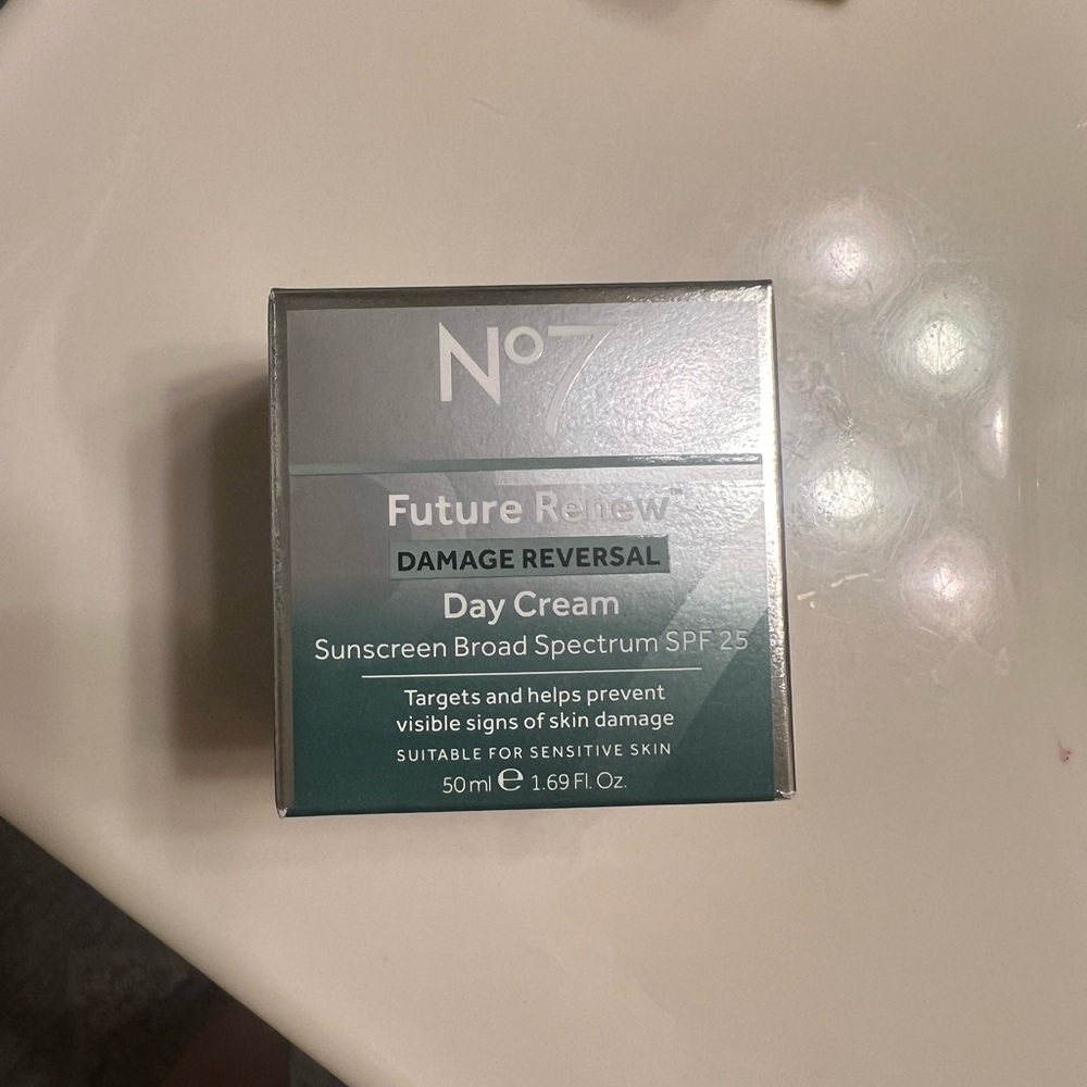No.7 Future Renew Day Cream Damage Reversal  with SPF 25